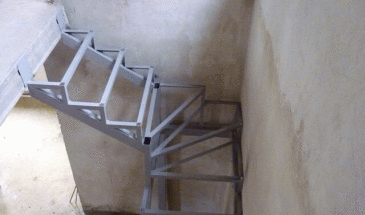 Забежная лестница с поворотом на 90 градусов