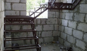 Лестница на металлическом каркасе